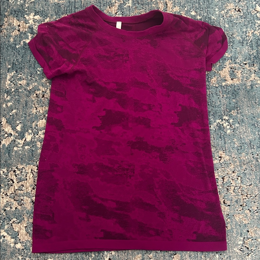 Athleta Stretch Momento T-Shirt Purple Camo Size Large